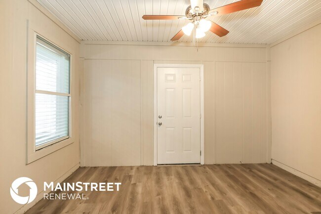 Building Photo - 611 Gum St