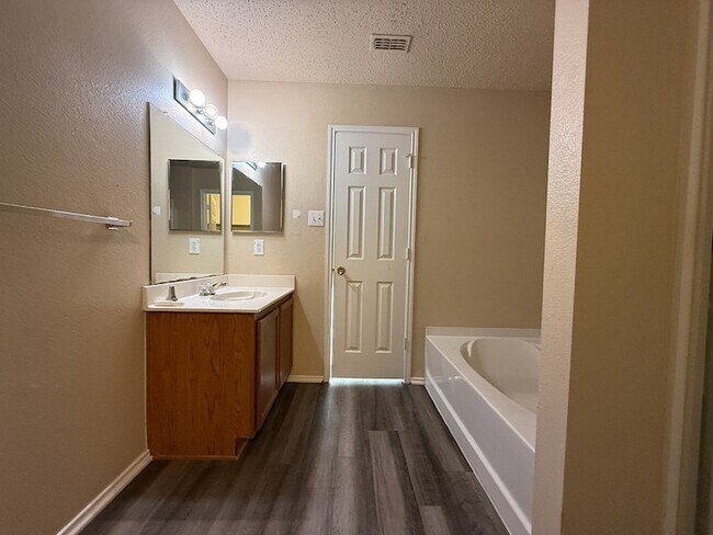 Building Photo - 3625 Clydesdale Dr