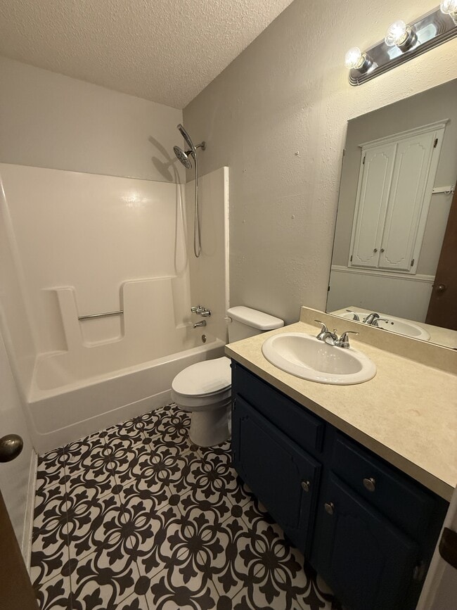 Building Photo - 2204 Post Oak Dr