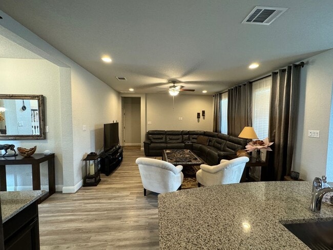 Building Photo - Modern 3-Bedroom Home Near Alamo Ranch wit...