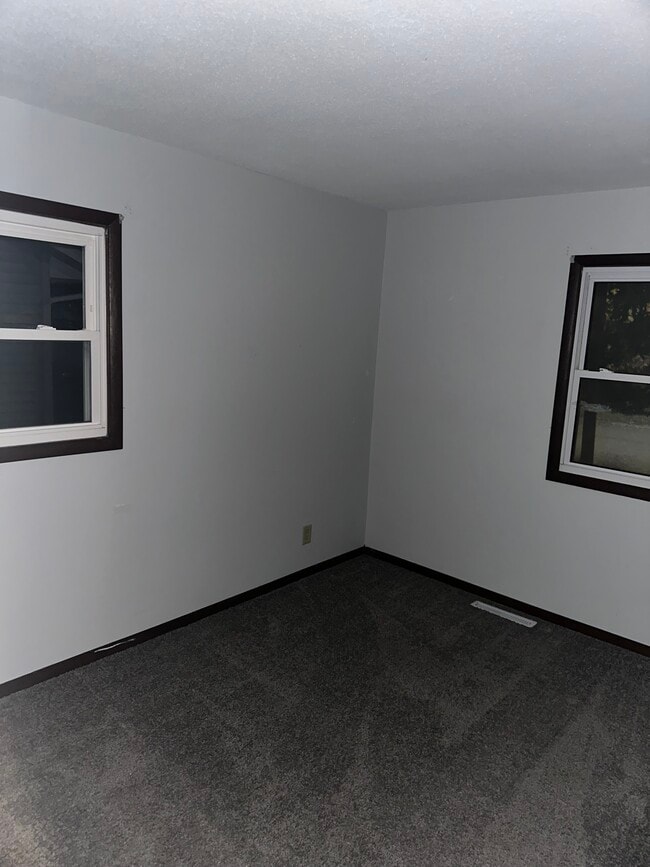 Building Photo - 1765 Valley Dr