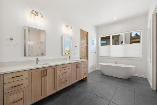 Building Photo - Tetherow Luxury 4 Bedroom Home