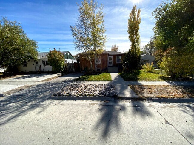 Building Photo - 4 Bedroom 1.5 Bath House with Washer and D...