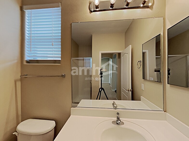 Building Photo - 17015 W Ipswitch Way