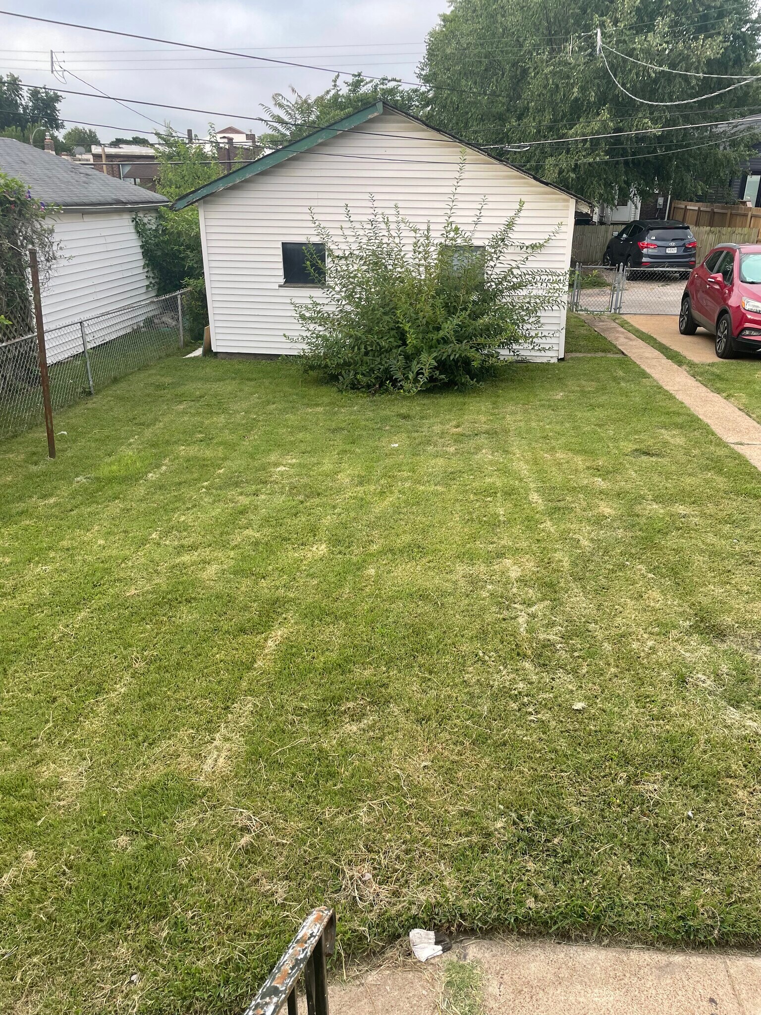 Large shared back yard - 4024 Tholozan Ave