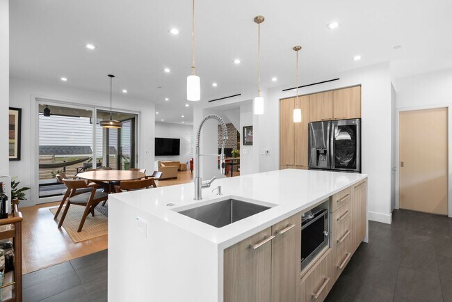 Building Photo - 5 Bed 4.5 Bath - Bethesda Contemporary Home