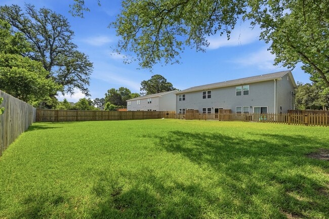 Building Photo - Brand-New 3 Bedroom Townhome in Fort Walton Beach!