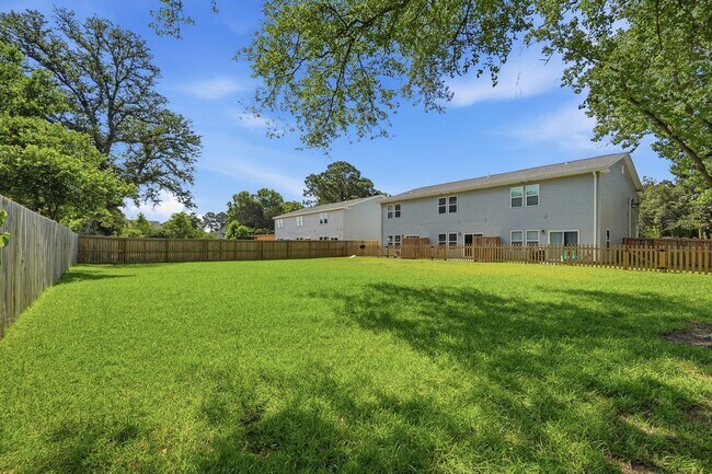 Building Photo - NEW Construction, be the FIRST to occupy this beautiful townhouse in Fort Walton Beach!