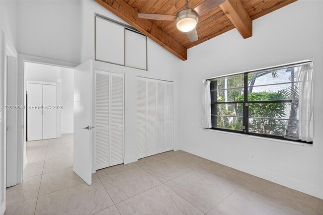 Building Photo - 2619 Parkview Dr S