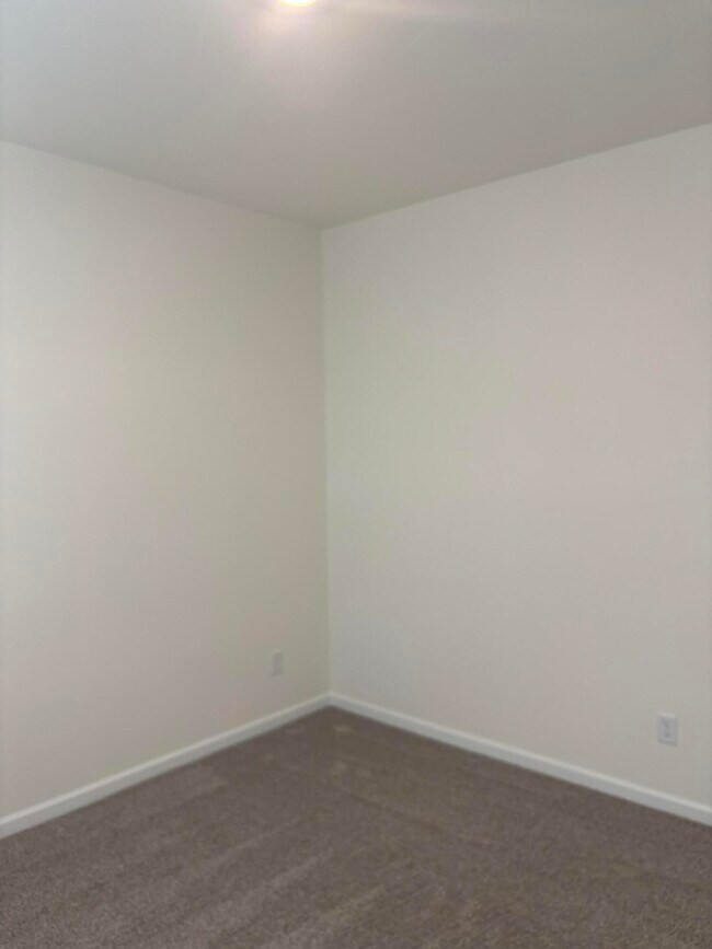 Building Photo - 370 Acorn St