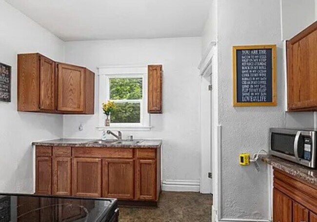 Building Photo - 1318 Division St