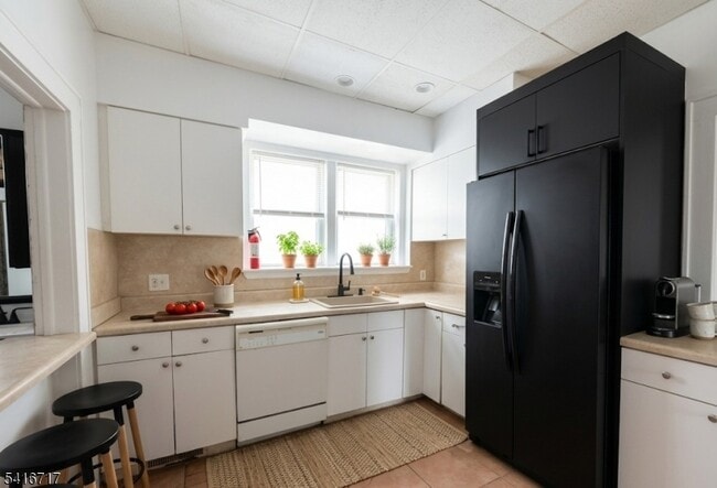 Building Photo - 244 W Scott Ave