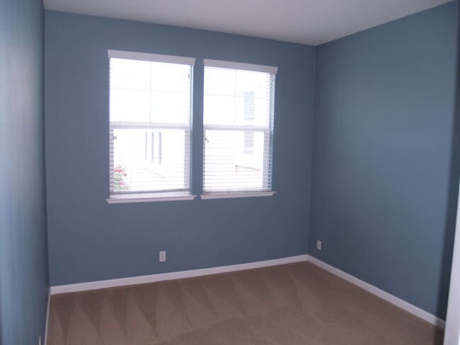 Building Photo - Beautiful end-unit Townhouse 3 bedrooms/2....