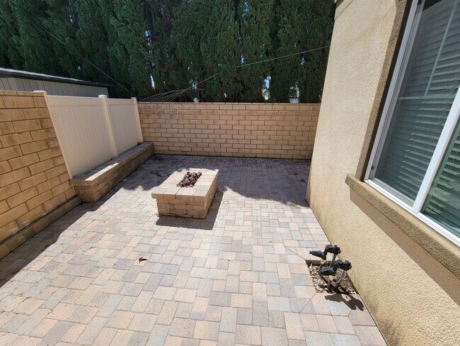 Building Photo - Highly Upgraded 3 Br 2 car garage