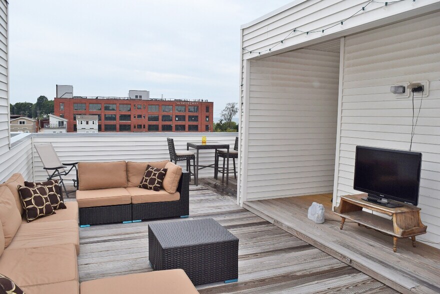 Huge rooftop deck with TV and lake views - 1247 W 75th St