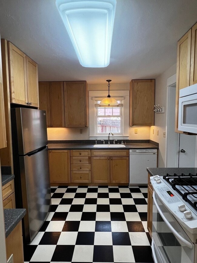 Building Photo - 2 Bedroom / 1 Bathroom Single Family Home ...