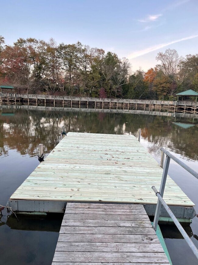 Building Photo - 414 Shorecrest Dr