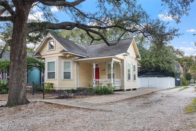 Building Photo - 315 W 9th St