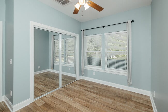 Building Photo - Private 1-bed, 1-bath Unit with screened-in porch