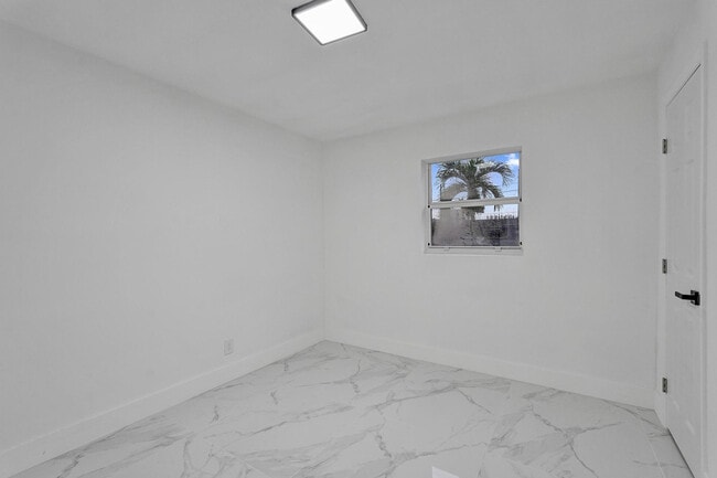 Building Photo - 4138 SW 48th Ct