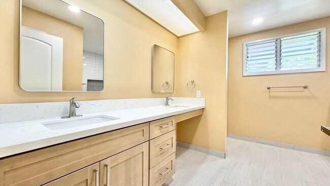 Building Photo - 615 N Kalaheo Ave