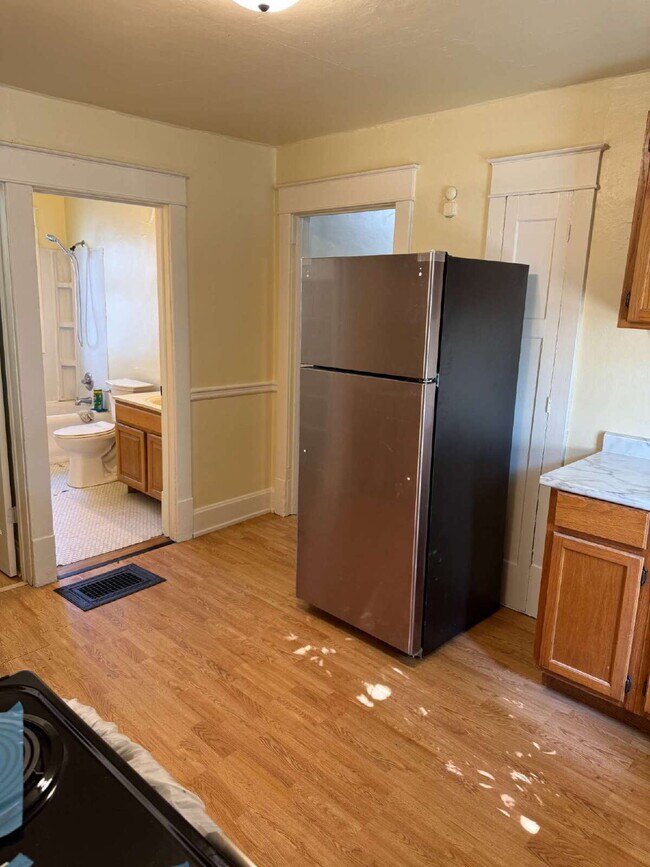 Building Photo - 3-Bedroom Upper Duplex on W Washington – P...
