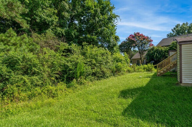 Building Photo - 2421 Camellia Dr