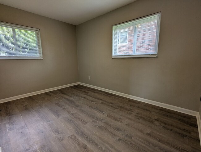 Building Photo - Beautiful, Fully Renovated 2 Bedroom in No...