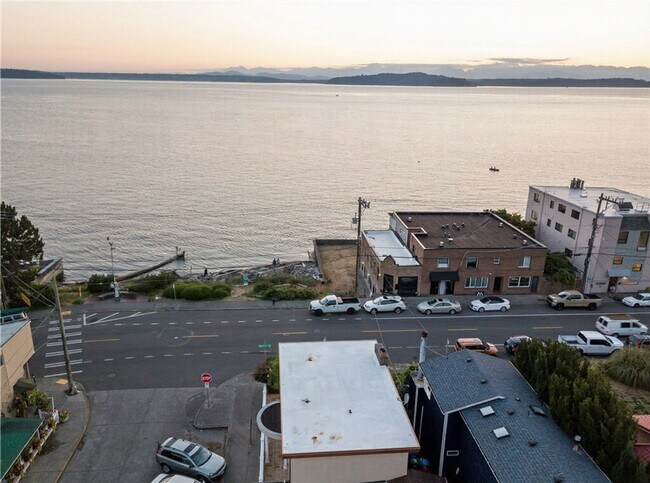 Building Photo - 4028 Beach Dr SW