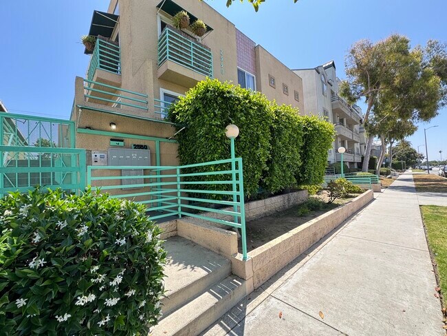 Building Photo - 2620 S Barrington Ave