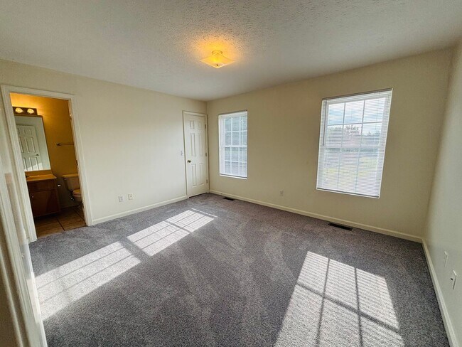 Building Photo - 2 Bedroom, 2.5 Bath Townhouse