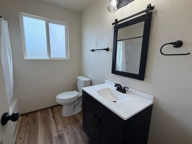 Building Photo - 2 Bedroom 1 Bath 3plex