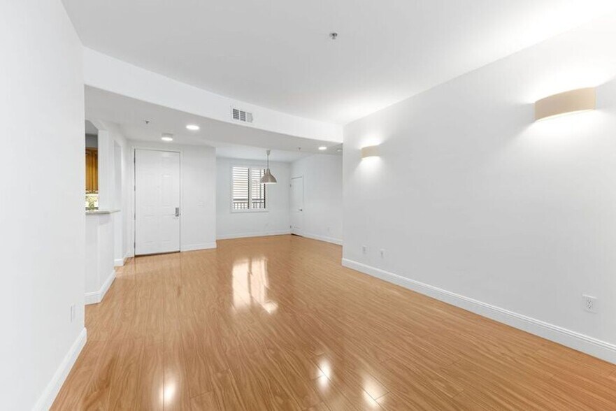 Building Photo - Modern 3 Bed, 2 Bath Condo for Lease – 1,320 Sq Ft – Prime Sherman Oaks Location
