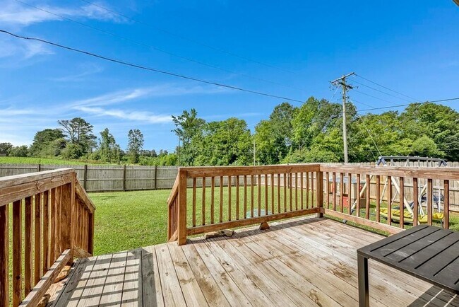 Building Photo - 3 Bedroom, 2 Bath home.