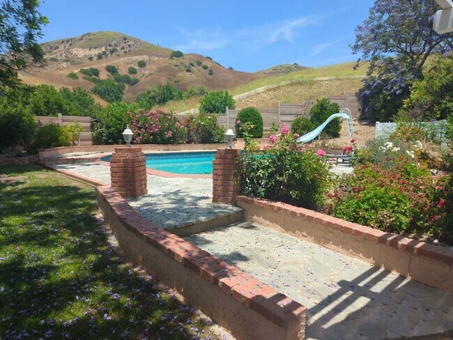 Building Photo - Beautiful and Spacious 4 Bed, 3 Bath Home ...
