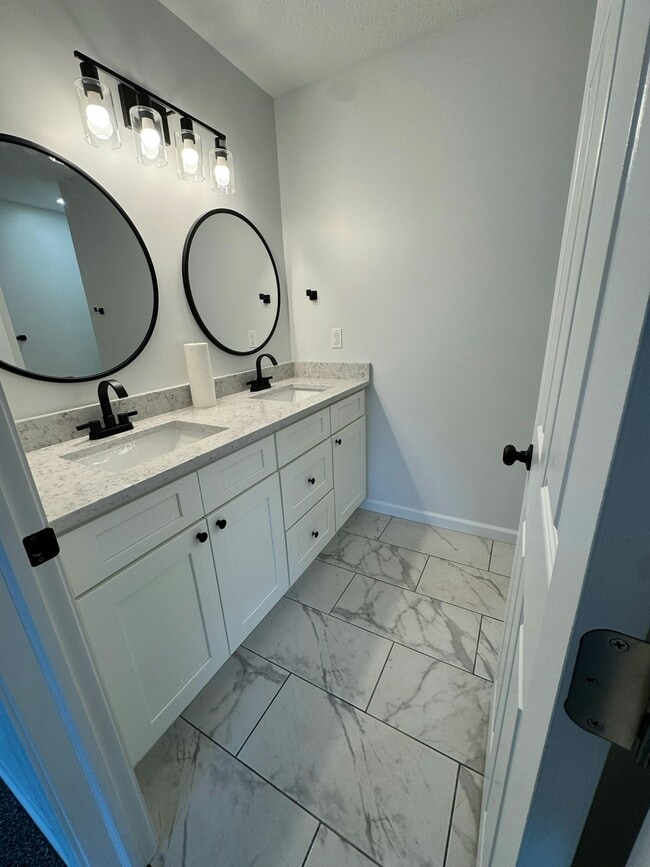 Building Photo - 219 Cambria St