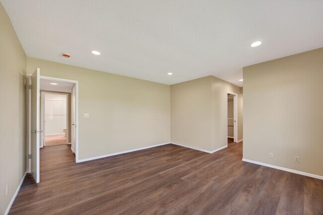 Building Photo - 1525 Fairway Dr