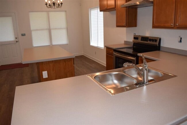Building Photo - Charming and well-maintained 3 bedroom, 2 ...