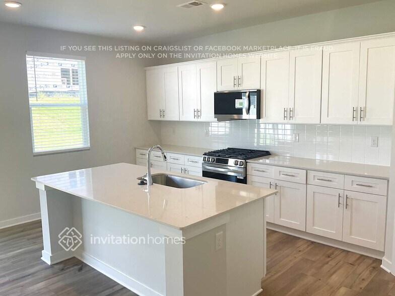 Building Photo - 810 Olde England Dr