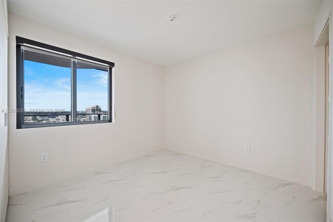 Building Photo - 700 NE 24th St