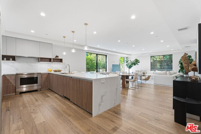 Building Photo - 725 Croft Ave