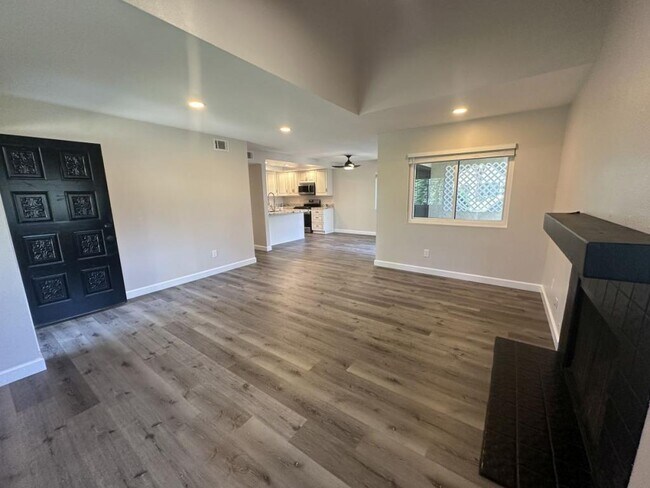 Building Photo - 367 N Melrose Dr