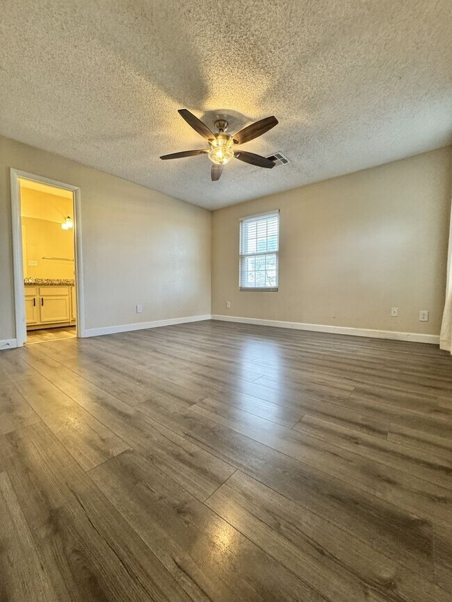 Building Photo - Great 3 bedroom 2 bath culdesac lot with f...