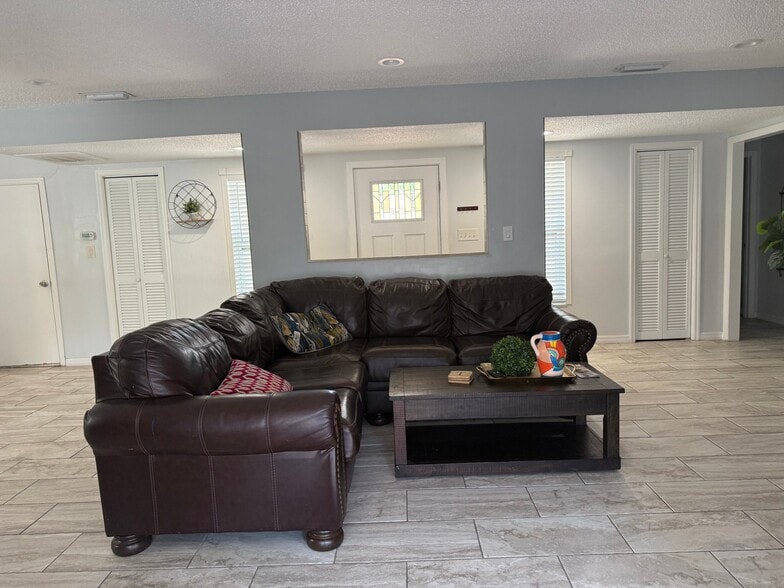 Building Photo - 914 W Cimmeron Dr