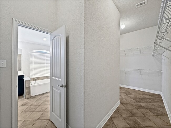 Building Photo - 9002 Monument Parke