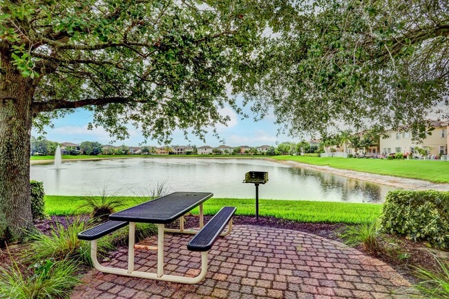 Building Photo - 748 Cresta Cir