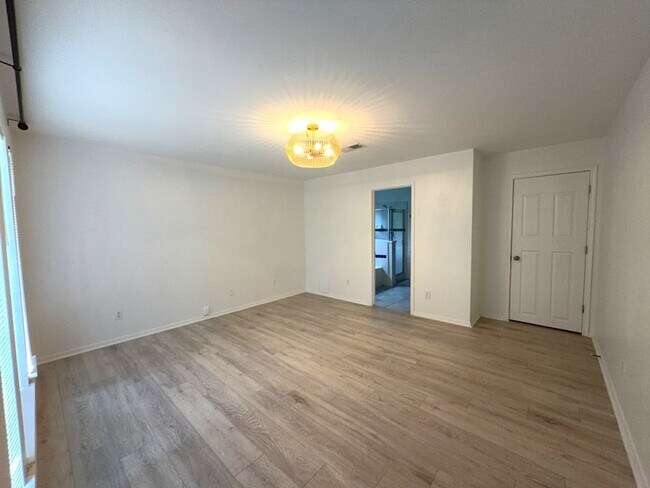 Building Photo - 2106 Lexington Woods Dr