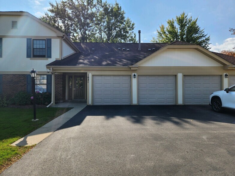Primary Photo - 1021 Boxwood Ct