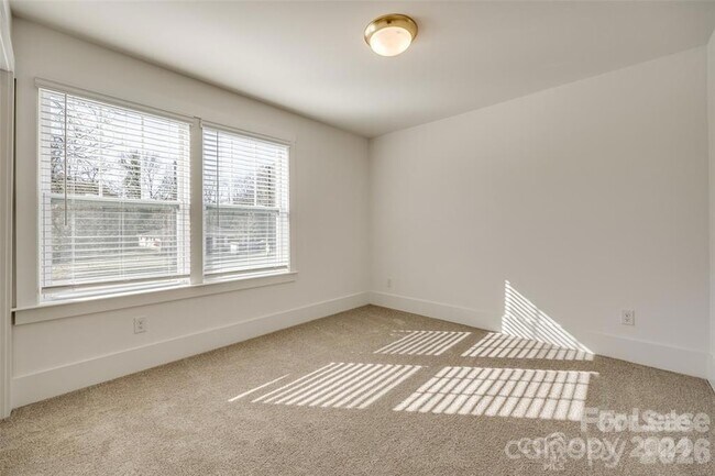 Building Photo - 1237 Eastway Dr