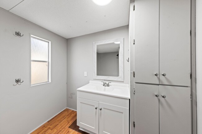 Building Photo - 700 Persimmon St